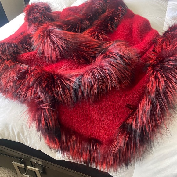 Fur trimmed cape - Picture 5 of 5